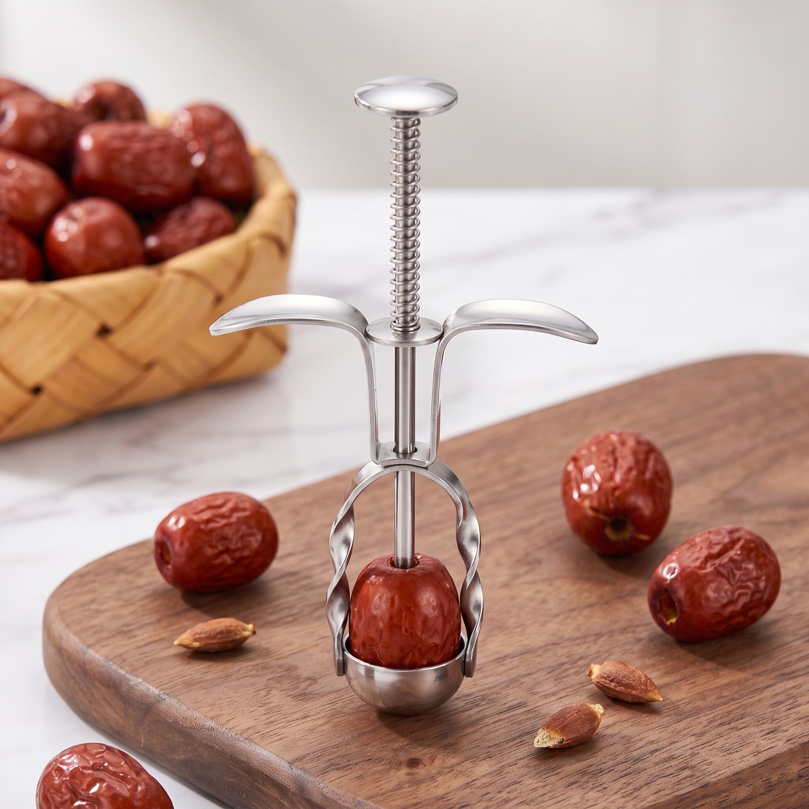 أداة إزالة نوى التمر الحمراء م - مراجعة Kitchen Gadgets In وسعره