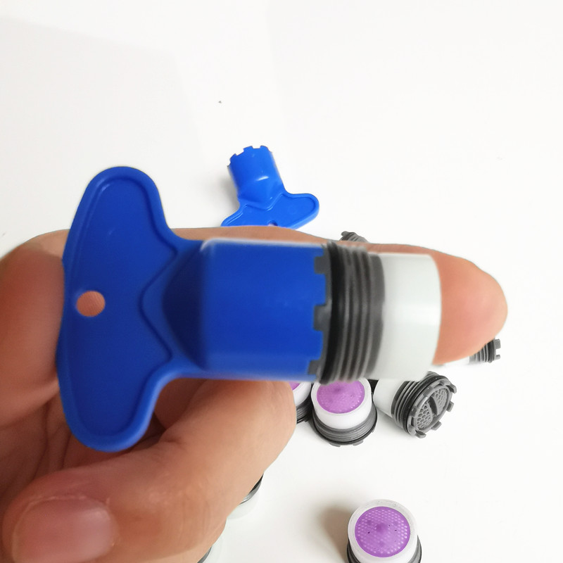 10 قطع من فوهات توفير المياه ب - مراجعة Kitchen Gadgets Under $10 وسعره